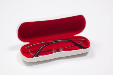 Gözlükler beyaz arkaplanda izole edildiğinde