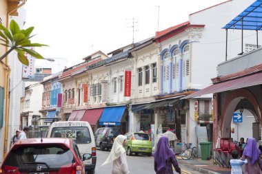 Renkli koloni binaları işlek cadde manzaralarıyla dolu