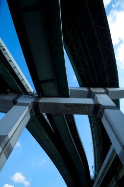 Otoyol köprüsünün altındaki yapı.