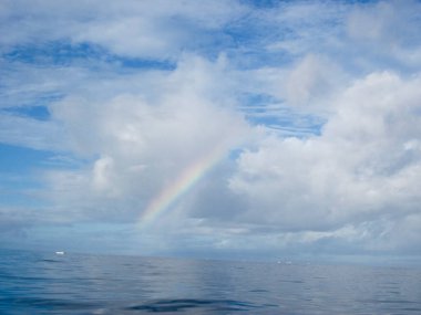 Denizde güzel bir gökkuşağı