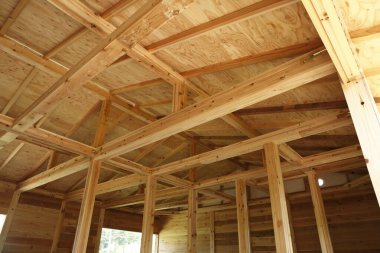 Tahta ve kirişli ahşap ev, alçak açı manzaralı.