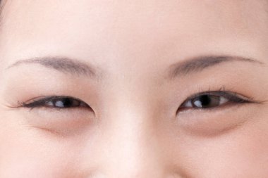 Güzel gözlü kadın.