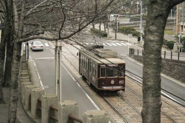 Şehir yolunda çalışan tramvayın görüntüsü 