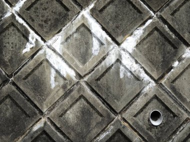 Beyaz boyalı arka planı olan eski gri duvar