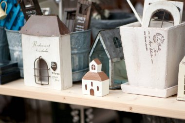 Kırsal metal konteynırların arasında minyatür dekoratif evler