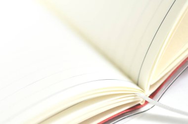 beyaz zemin üzerinde boş sayfaları ile kitap açık        