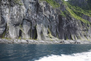 Uçurumun kenarındaki deniz suyu