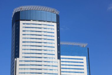 Gökdelenleri ve şehir arkaplanı olan şehir manzarası 