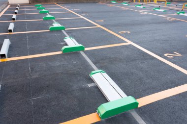 Şehirdeki arabalar için boş park yeri