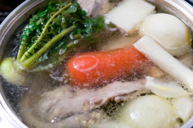 Sebzeler tencerede. Yakın görüş. 