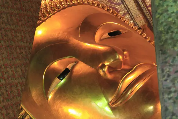 位于泰国曼谷华府的菩萨雕像是一座神圣的庙宇 也是泰国宏伟宫殿的一部分 里面有一座古老的翡翠佛 — 图库照片