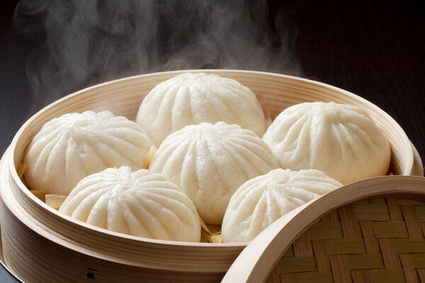 вкусный китайский дим-сам пельмени в бамбуковом пароходе