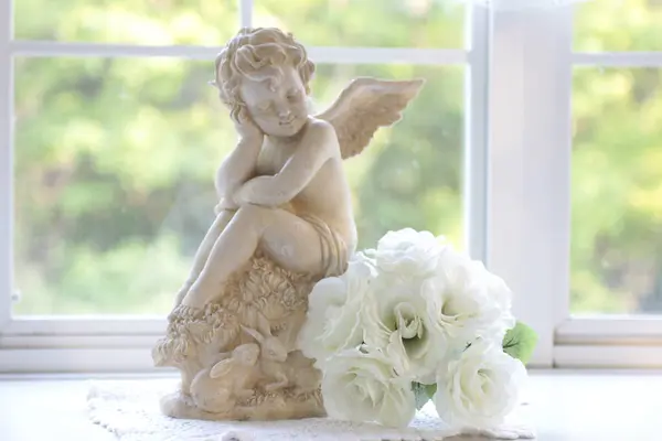 Schöne Kleine Engelsfigur Und Weiße Blumen Auf Der Fensterbank Antike — Stockfoto