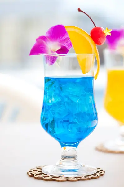 Cocktail Bleu Avec Orange — Photo