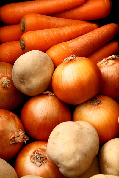 背景为新鲜成熟的有机洋葱 胡萝卜和土豆特写 — 图库照片