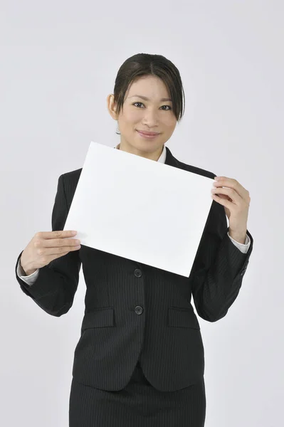 Portrait Studio Une Femme Affaires Japonaise Confiante Avec Papier Blanc — Photo
