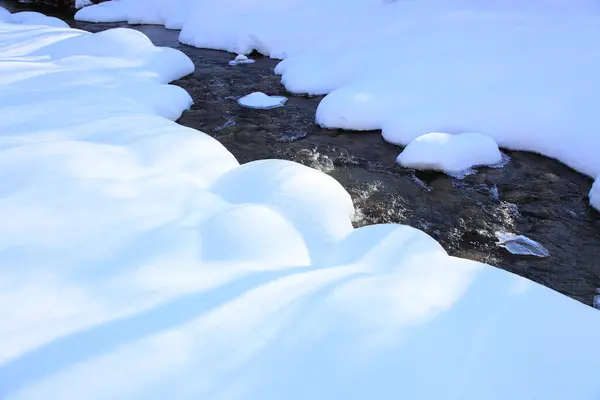 冬天白雪覆盖的河流 — 图库照片