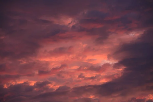 Malownicze Ujęcie Pięknego Zachodu Słońca Niebo Małymi Chmurami — Zdjęcie stockowe