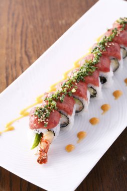 Japon mutfağı. Suşi sırası beyaz tabakta yuvarlanıyor. 