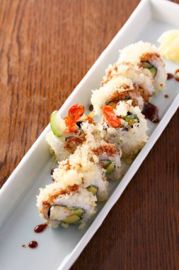 Beyaz bir tabakta suşi rulo yakın görünüm