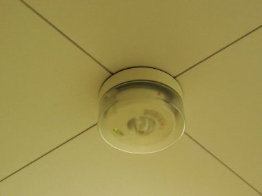 Tavan kesişme noktasına yuvarlak duman dedektörü monte edildi