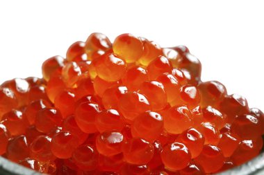 Beyaz arkaplanda kırmızı havyar izole edildi