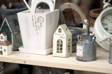 Ahşap rafta fenerler de dahil olmak üzere kırsal dekoratif eşyalar var.