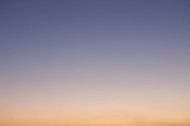 turuncu ve beyaz bulutlu gökyüzü.