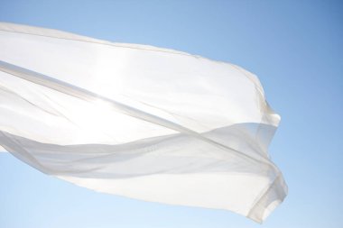 Mavi arkaplanlı güzel beyaz kumaş. 