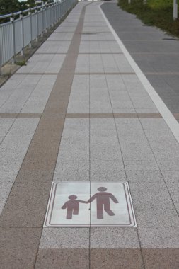 Yaya geçidi ebeveyn kucağında çocuk sembolü gösteriyor