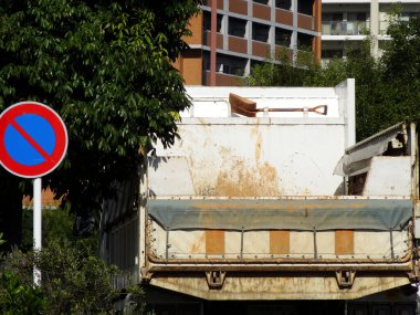 Şehrin caddesinde park edilmiş büyük bir kamyonun görüntüsü 