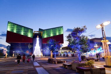 Osaka Akvaryumu Kaiyukan, dünyanın en büyük halk akvaryumlarından biri.