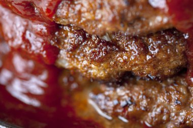 Arka planda ketçap olan lezzetli hamburgerler. Kapatın.