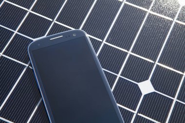 Güneş panelleri olan akıllı telefon 