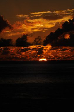 Deniz suyunun üzerinde güzel bir gün batımı