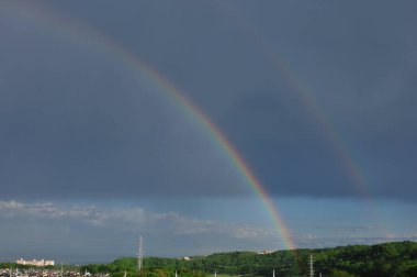 Şehrin üzerinde gökkuşağı 