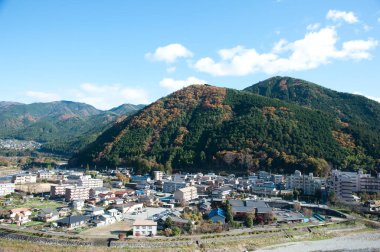 Yeşil orman dağları arasında yuva yapmış küçük bir kasaba.
