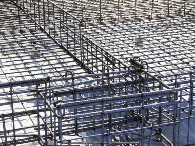 İnşaat alanında düzenlenmiş metal iskelet iskeleti