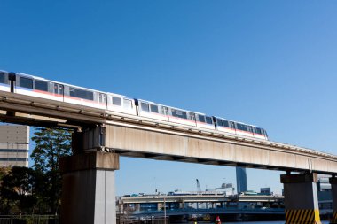 Şehir simgesinde köprü üzerinde giden yolcu treni 