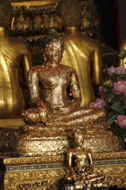 Bangkok, Tayland 'daki Wat Arun Tapınağı' nda altın Buda heykelleri