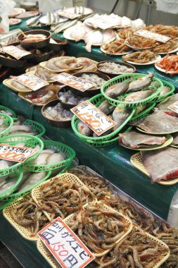 Hareketli pazarda taze deniz ürünleri gösteriliyor