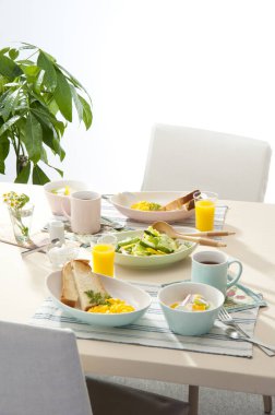 Kahvaltı masası manzarayı kapat.