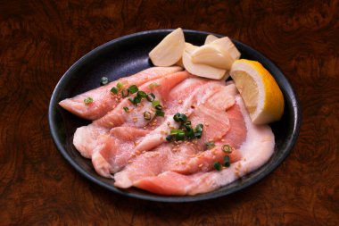 Taze et dilimlerinin, tabakta baharat ve otlarla yakın plan görüntüsü.                                 