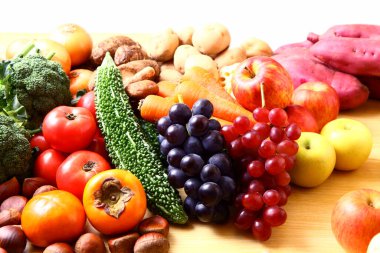 Çeşit çeşit sebze, mantar ve meyve içerir.