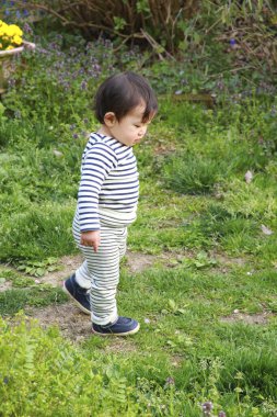 Arka bahçede yakışıklı Asyalı bir çocuğun portresi.