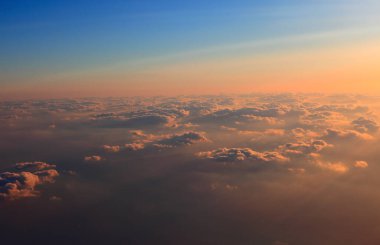 güzel gündoğumu ve bulutlu gökyüzü