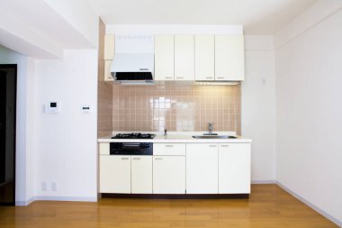 Yeni dairede modern bir mutfağın iç tasarımı.