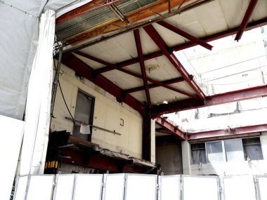 Açığa çıkmış çelik kirişler kısmen inşa edilmiş binanın içini destekliyor.