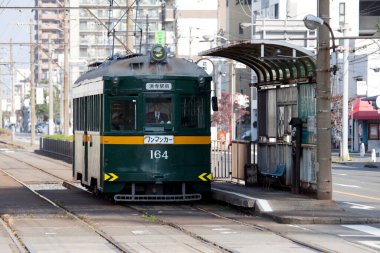Şehirdeki sokak istasyonundaki tren manzarası