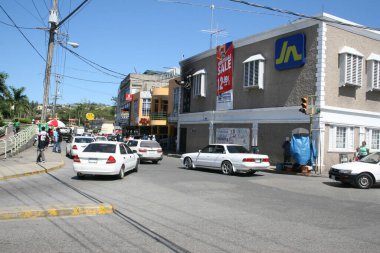 Japon tasarım felsefesi, caddeye bakan binaların estetiklerinde yapısal olarak açıktır..